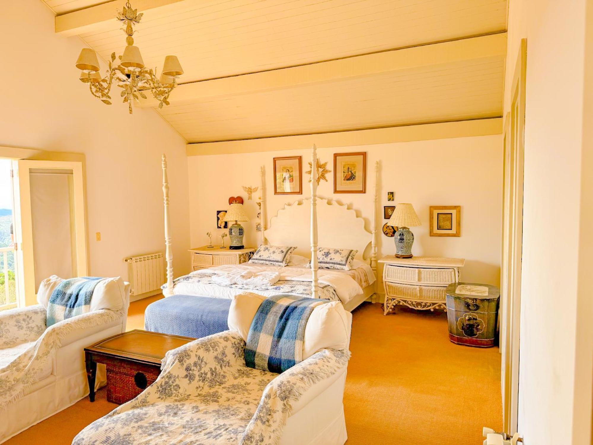 Quarto com Cama King-size e Banheira de Hidromassagem